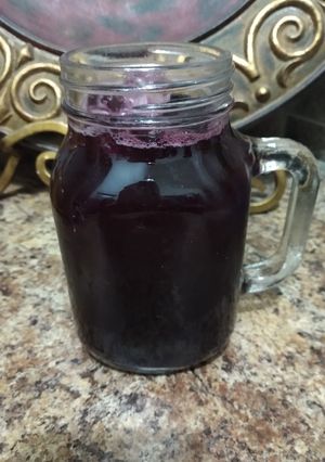Una foto de Agua de jamaica y ciruela