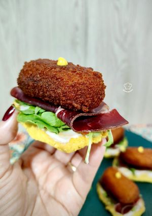 Una foto de Canapé de cecina con croquetón de pularda y trufa