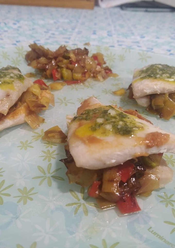 Una foto de Milhojas de gallo con salsa verde