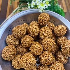 A picture of Murmuray ke ladoo.