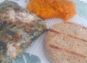 Una foto de Tortilla de repollo morado, brócoli, espinaca, zanahoria y cebolla