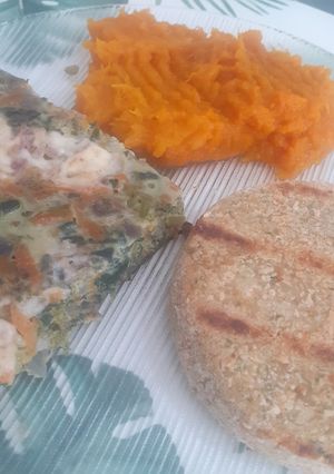 Una foto de Tortilla de repollo morado, brócoli, espinaca, zanahoria y cebolla