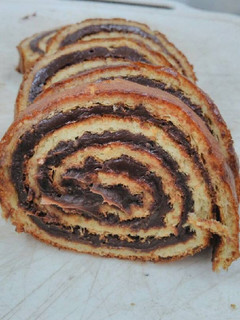 Una foto de Pionono con ganache de chocolate y dulce de leche
