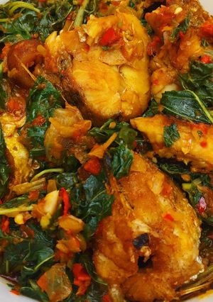 A picture of Fried fish with vegetable sauce.