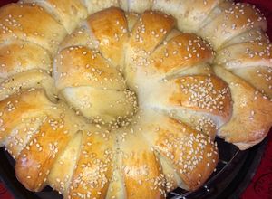 Una foto de Pan relleno de queso pategrás, con semillas de sésamo👌