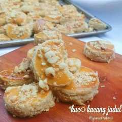A picture of Kue kacang jadul.