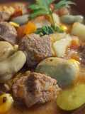 Cazuela de lomo, habas y aromáticas de la quinta. (Ragú)