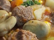 Una foto de guiso de habas y carne