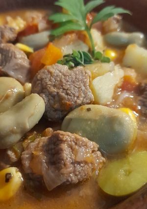 Una foto de Cazuela de lomo, habas y aromáticas de la quinta. (Ragú)