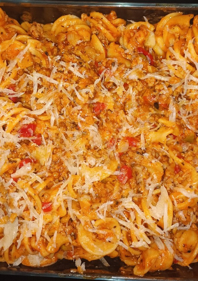 Una foto de Pasta fusilloni a la boloñesa gratinada