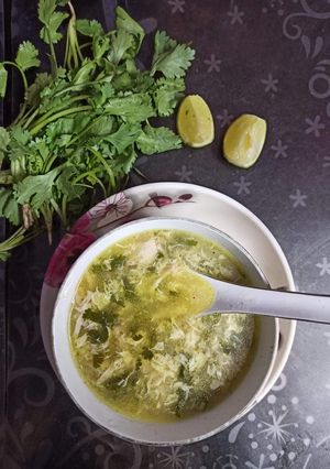 চিকেন লেমন করিয়েন্ডার স্যুপ (lemon chicken coriander soup recipe in Bengali) রেসিপির প্রধান ছবি