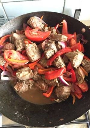 Una foto de Lomo saltado a la peruana