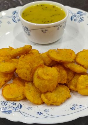 બટાકા ના ભજીયા (Potato bhajiya recipe in gujarati) રેસીપી મુખ્ય ફોટો