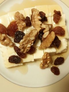 Una foto de Mató con miel y frutos secos