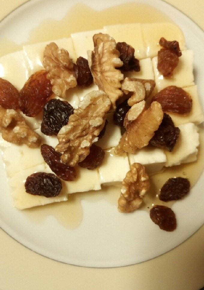 Una foto de Mató con miel y frutos secos