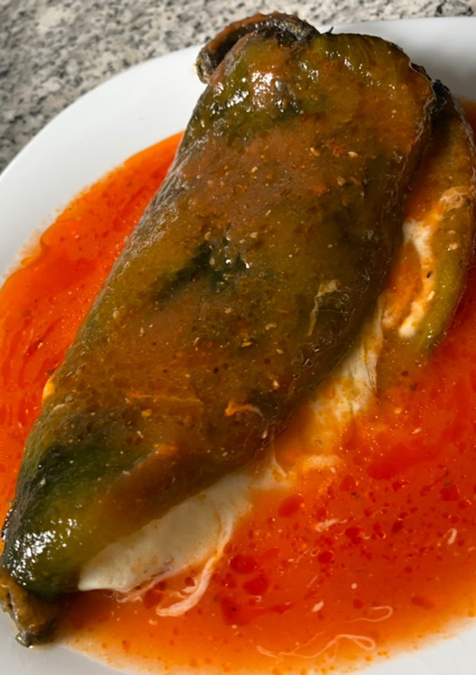 Una foto de Chile relleno básico