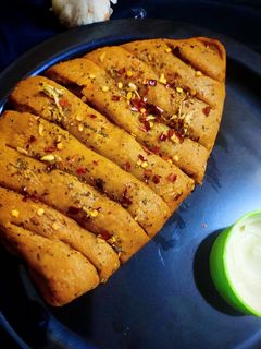 डोमिनोस स्टाइल स्टफ्ड गार्लिक ब्रेड (Dominos style stuffed garlic bread recipe in Hindi) रेसिपी मुख्य फोटो