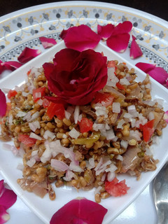 अंकुरित मोठ चाट (Ankurit Moth Chaat recipe in Hindi) रेसिपी मुख्य फोटो