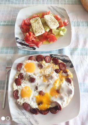 Φωτογραφία της συνταγής Αβγά με χωριάτικο λουκάνικο