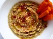 Una foto de humus con berenjena