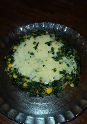 Una foto de Tortilla de espinaca, verduras y queso