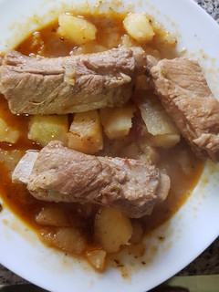 Una foto de Papas guisadas con costillas