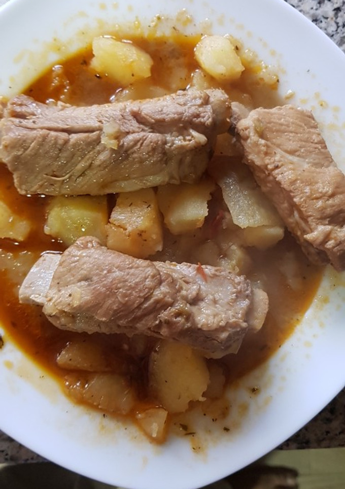 Una foto de Papas guisadas con costillas