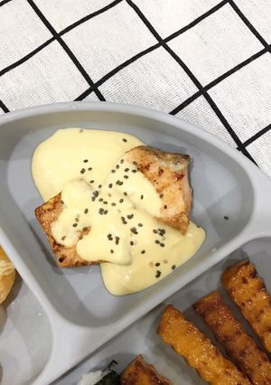 A picture of Salmon with Egg and Cheese Sauce (BLW).