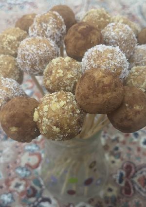 صورة لوصفة حلى كرات التمر بالشوفان والمكسرات 🍭
