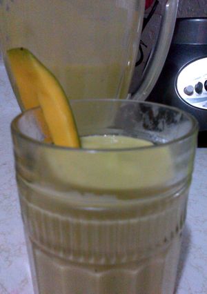 A picture of avacado mango and banana smoothie.