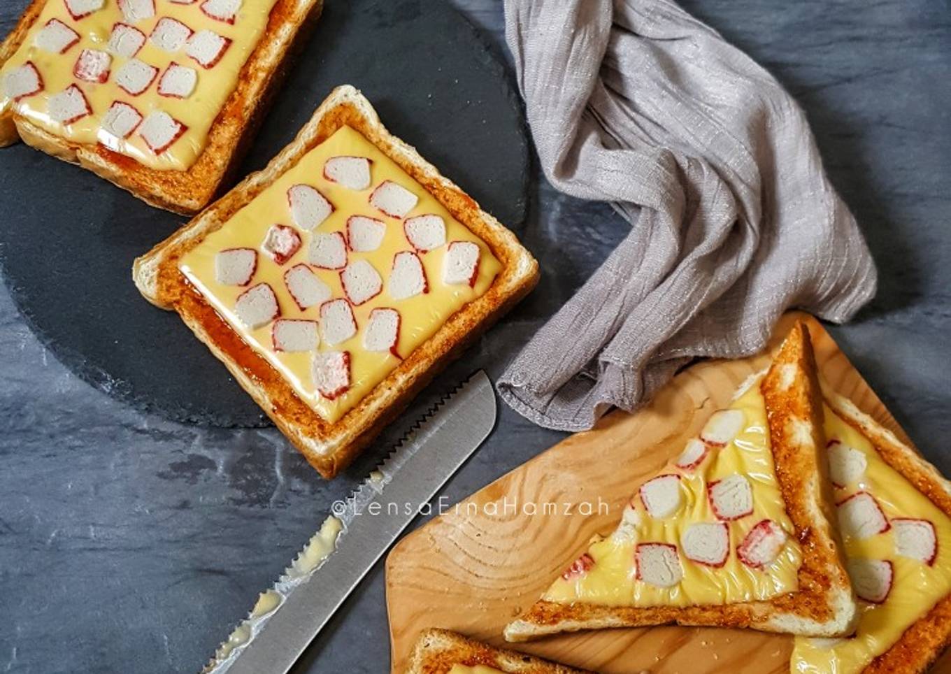 Roti keju dengan stik kepiting
