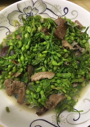 Hình của món Hoa thiên lý xào lòng mề.