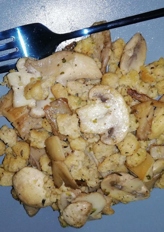 Una foto de Salteado de Soja Texturizada con Setas y Champiñones