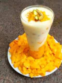 મેંગો મીલ્ક કસ્ટર્ડ (Mango milk custerd recipe in gujarati) રેસીપી મુખ્ય ફોટો
