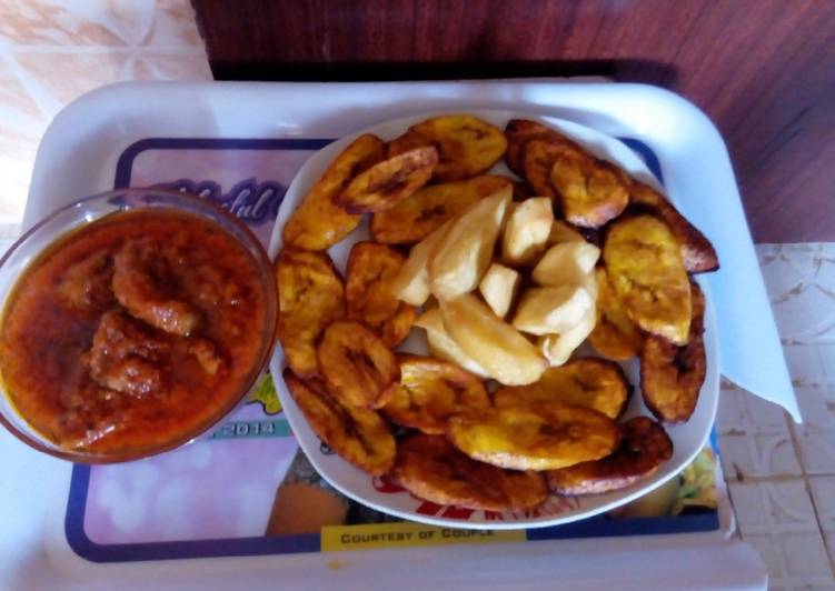 Fried plantain/Sweet potatoe with Stew