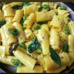 A picture of Khandvi.
