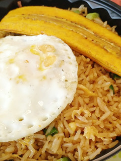 Una foto de Arroz con huevo y plátano frito