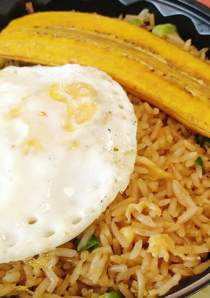 Una foto de Arroz con huevo y plátano frito