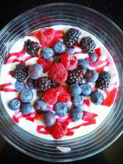 Una foto de Desayuno de kéfir de leche con frutos del bosque