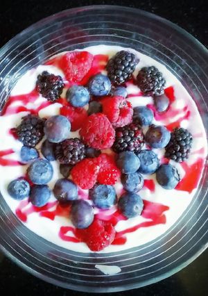 Foto principal de Desayuno de kéfir de leche con frutos del bosque