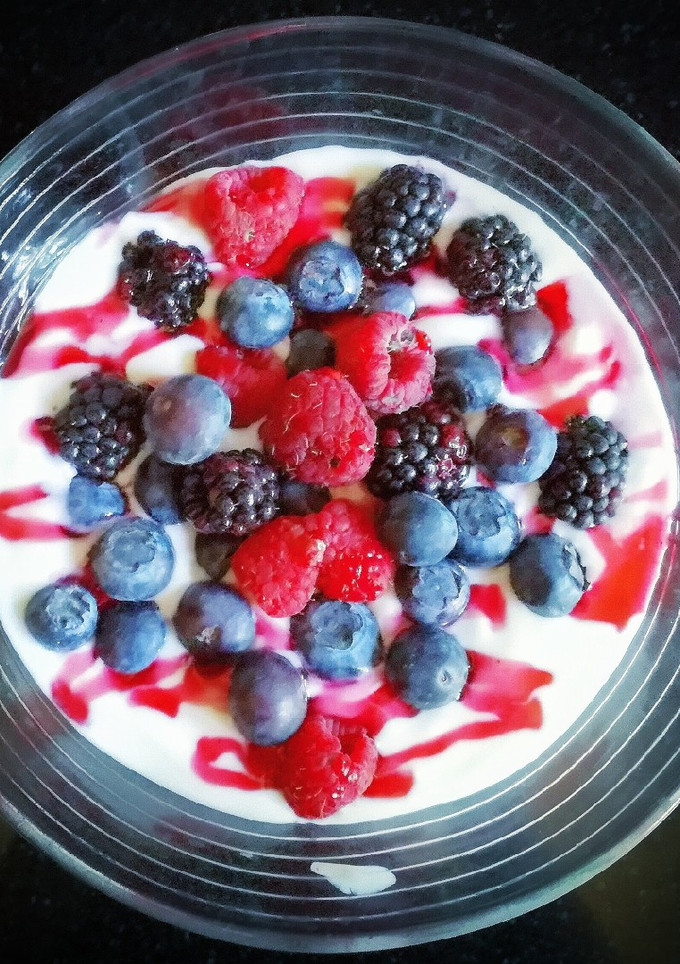 Una foto de Desayuno de kéfir de leche con frutos del bosque
