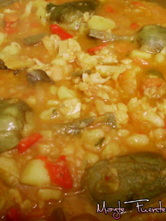 Una foto de Caldero de patatas con alcachofas, coliflor y migas de bacalao