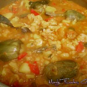 Calderete de patatas con alcachofas, coliflor y migas de bacalao
