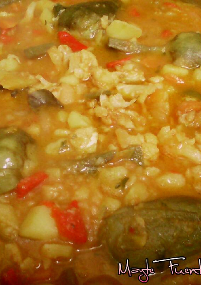 Una foto de Caldero de patatas con alcachofas, coliflor y migas de bacalao