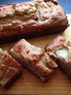 Una foto de Budín húmedo de pera, plátano, avena y almendras