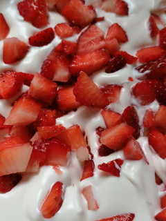 Una foto de Helado de fresas con crema de queso y nata