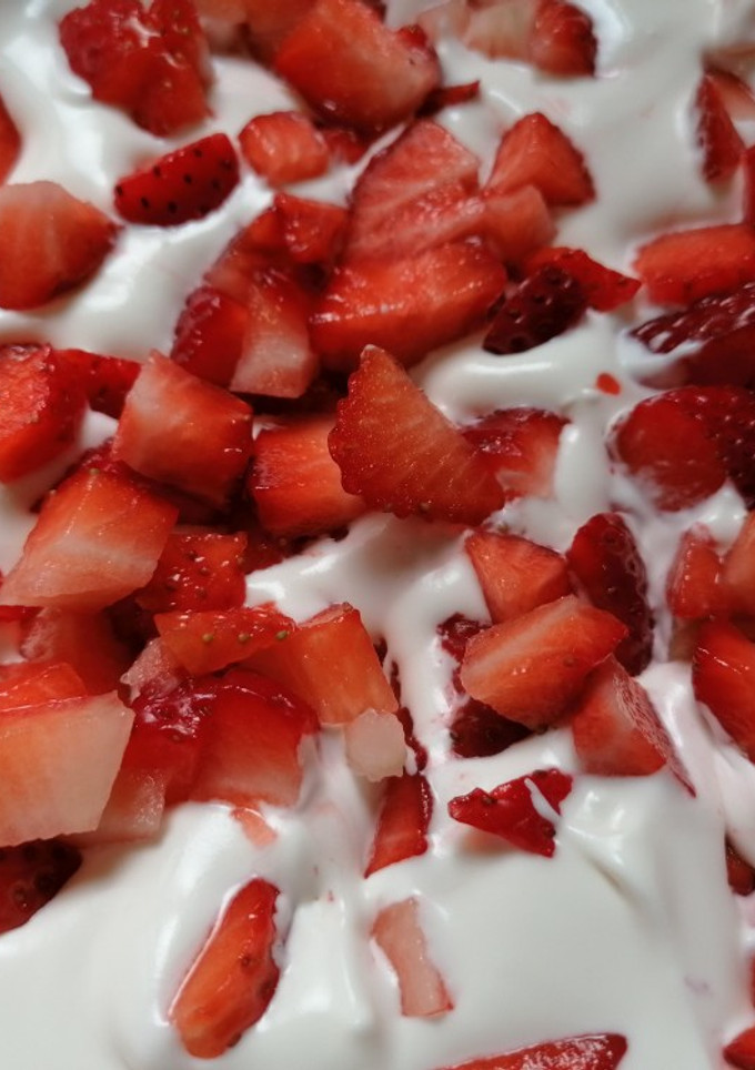 Una foto de Helado de fresas con crema de queso y nata
