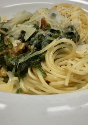 Foto principal de Espaguetis con salsa espinacas y nueces