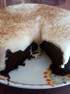 Una foto de Tarta de chocolate con cerveza y frosting de queso