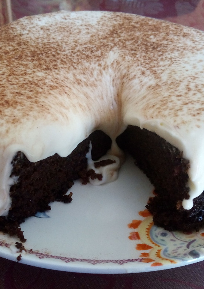 Una foto de Tarta de chocolate con cerveza y frosting de queso